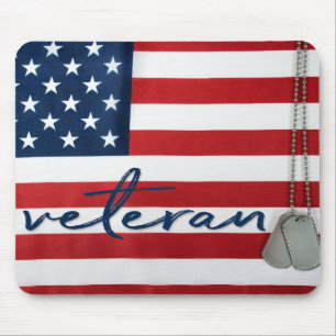 Veteraan Militaire Dog Tags op Amerikaanse vlag Muismat