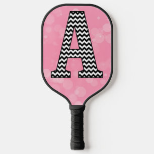 Vetgedrukte Chevron Letter A op Bubblegum Pink Pickleball Paddle