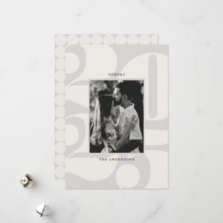 Vetgedrukte cijfers juichen nieuwjaarsfoto toe feestdagenkaart