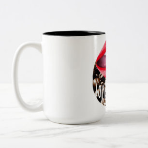 Vetgedrukte rode koffie met lippen en tong tweekleurige koffiemok