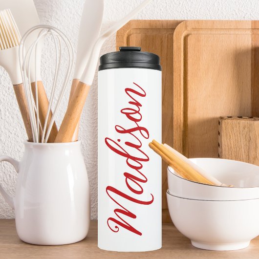 Vetgedrukte rode naam in handgeschreven aangepaste thermosbeker