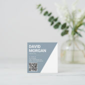 Vetgedrukte scripttypografie QR-code Dusty Blue Vierkante Visitekaartje (Staand voorkant)