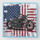Vette motorfiets tegen de achtergrond van de Ameri Vierkante Klok (Voorkant)