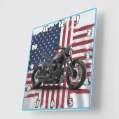 Vette motorfiets tegen de achtergrond van de Ameri Vierkante Klok (Hoek)