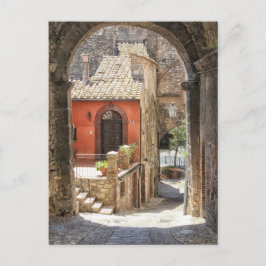 Via een archway in Narni, Umbrië, Italië Briefkaart