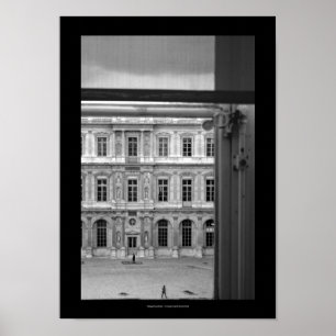 Via het raam Le Louvre Paris B en W Poster2 Poster