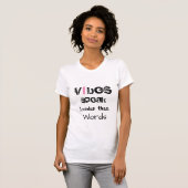 ** Vibes spreken luider dan woorden wit T-shirt (Voorkant volledig)