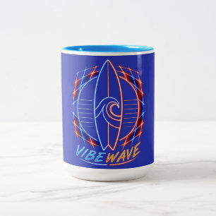 Vibewave Neon Surfplank Design – Retro Wave Glow A Tweekleurige Koffiemok
