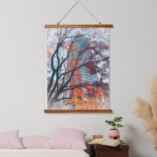 Vibrant Autumn Maple Tree and Skyscraper Hangend Wandkleed (Slaapkamer)