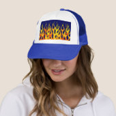 Vibrant Classic Racing Flames op Navy Blue Trucker Pet (In situ)