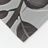 Vibrant Red Roses On A Metallic Silver Background  Fleece Deken (Hoek)