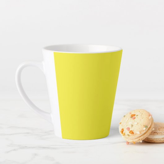 Vibrant Solid Yellow Background  Latte Mok (In situ)