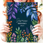 Vibrant Tropical Floral Nom personnalisé<br><div class="desc">Ce design vibrant présente un arrangement floral tropical luxuriant avec des feuillages colorés et des baies dans les tons violet, orange, vert et bleu, dressé contre un arrière - plan marin profond. Le nom et l'année personnalisés apportent une touche unique et élégante, ce qui en fait un lieu idéal pour...</div>