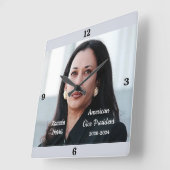 VICE PRESIDENT KAMALA HARRIS VIERKANTE KLOK (Hoek)