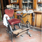 VICTORIAANS ENGLAND HANGEND WANDKLEED