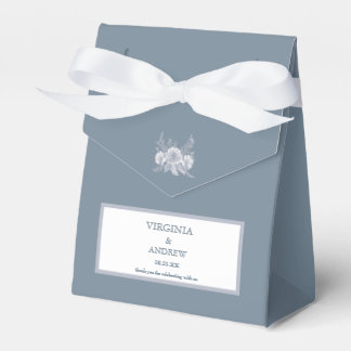 Victoriaans-stijl bruiloft in blauw met witte bloe bedankdoosjes
