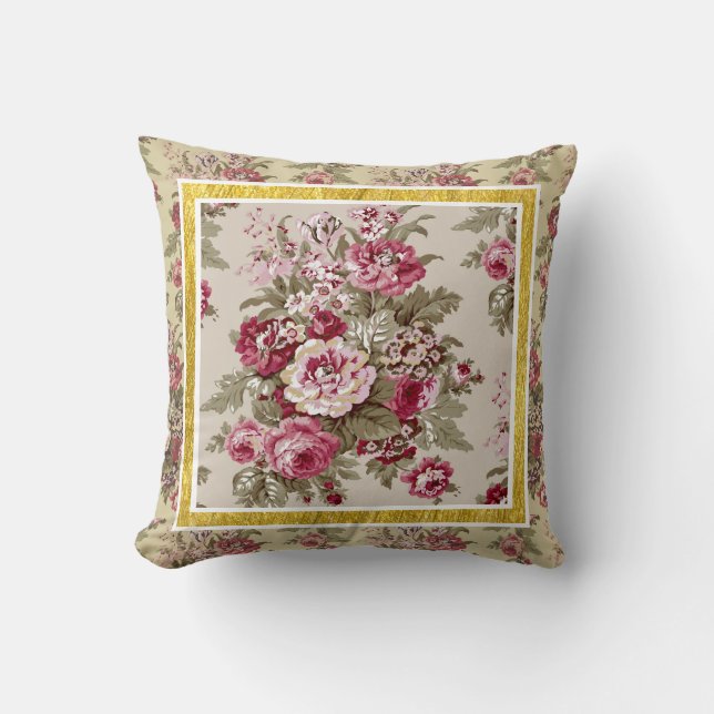 Victorian Rose Bouquet in Pinks, Reds, and Creams Kussen (Voorkant)