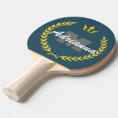 Victory Wreath Monogram en naam BlueBG Tafeltennisbatje (Voorkant Gekanteld)
