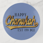 Vide-poche Plat Hanoukka "Chanukah Retro Design"<br><div class="desc">Hanoukka Dreidel Petit Plat de Verre "Chanukah Retro Design" Personnaliser Afficher vos rêves Hanoukka spéciaux... utiliser pour les savons décoratifs ou tout autre qui apporterait plus de "bonheur" à votre fête Hanoukka. Personnalisez en supprimant, remplaçant et ajustant le texte. Choisissez votre style de police, votre taille et votre couleur préférés....</div>
