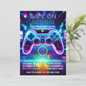 Video game birthday invitation (Debout devant)