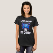 Video Gaming students Leveling up in First Grade T-shirt (Voorkant volledig)