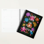 Vie en pleine floraison Bold Floral | Nom<br><div class="desc">Ce magnifique planificateur coloré présente un design floral dessiné à la main en magenta / rose fushia, orange, jaune doré, violet, bleu et vert sur un arrière - plan de couleur personnalisé (en noir). Un texte moderne et ludique dit : "Vivre en pleine floraison" en blanc, et un modèle de...</div>