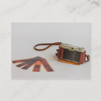 vieil appareil photo avec carte de visite négatif