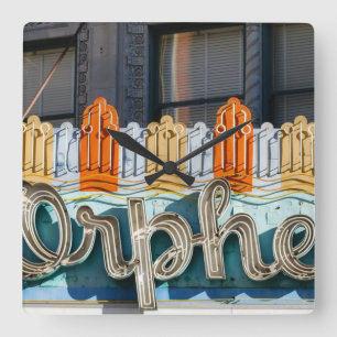 Vieille horloge murale de chapiteau de film