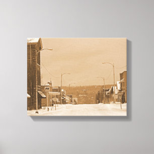 Vieille rue principale dans la toile de neige