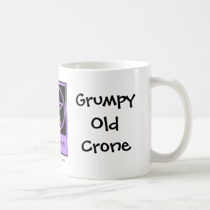 Vieille vieille femme grincheuse par tasse