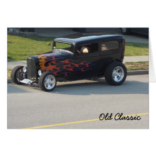 Vieille voiture classique avec décoration de flamm