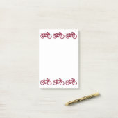 Vieilles notes de post-it rouges de vélo (Sur un bureau)