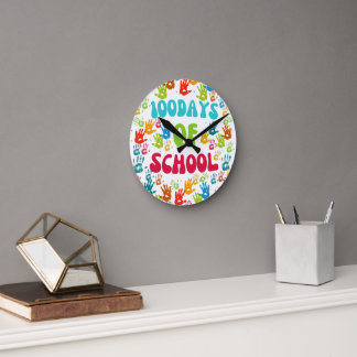 Vier 100 dagen school met een leuke handafdruk ronde klok