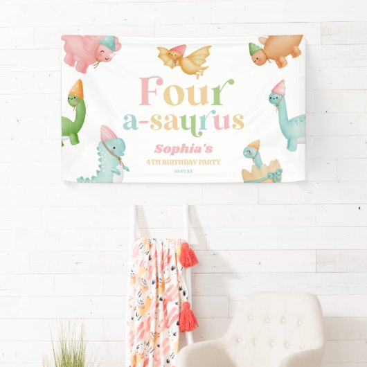 Vier A-Saurus Dinosaurus 4e Verjaardagsfeest Spandoek (Insitu)