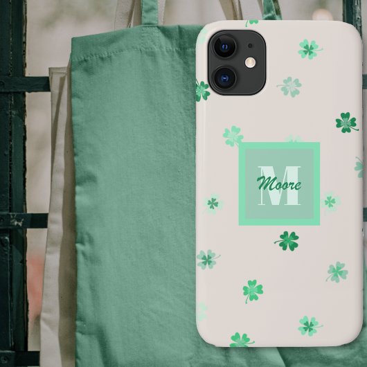 Vier Bladklavers verspreid over cement wit Case-Mate iPhone Case
