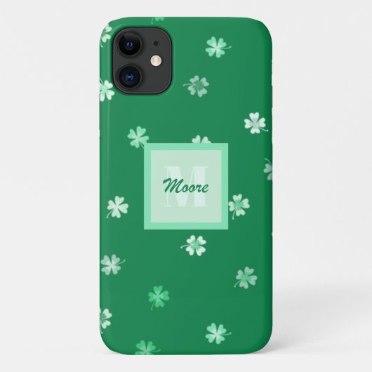 Vier Bladklavers verspreid over een donkergroen Case-Mate iPhone Case (Achterkant)