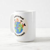Vier de Mok van Earth Day met Kinder en glimlachen (Voorkant links)