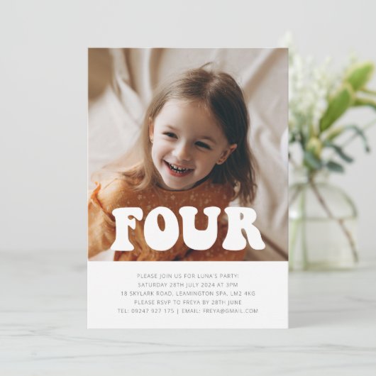 Vier - Groovy Foto Verjaardag Uitnodiging (Staand voorkant)