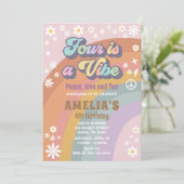 Vier is een vibe verjaardag uitnodiging (Staand voorkant)