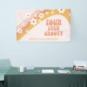 Vier keer Groovy Retro Daisy 4e verjaardag banner (Beurs)