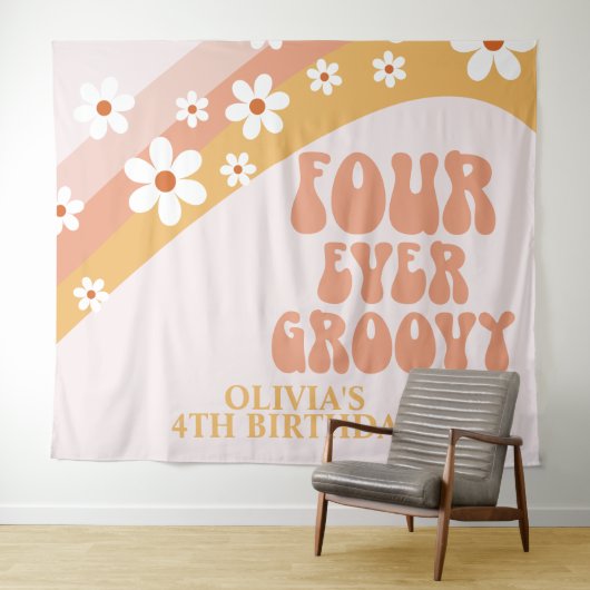Vier keer Groovy Retro Daisy 4e verjaardag banner Wandkleed (In Situ (horizontaal))