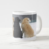 Vier labrador honden in sneeuw extra grote beker (Voorkant rechts)