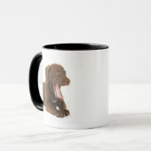 Vier maanden oud Chocolate Lab Puppy Yawning Mok (Voorkant links)