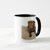 Vier maanden oude Chocolate Lab Puppy op Pillow Mok (Voorkant rechts)