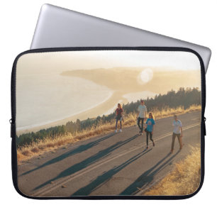 Vier mannen en vrouwen die op de weg naar het lich laptop sleeve