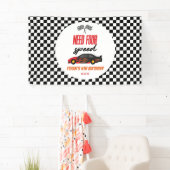 Vier snelheids-rode-raderauto's van vierde verjaar spandoek (Insitu)