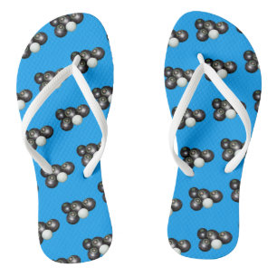 Vier zwarte koffers en Kat, op blauw, Teenslippers