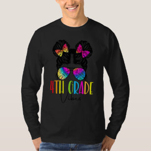 Vierde klas sfeer rommelige knot haar bandje verve t-shirt