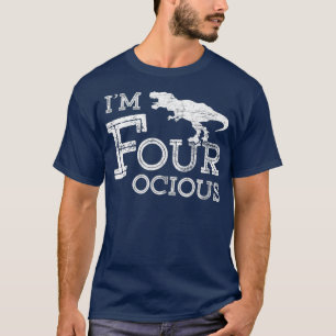 Vierde verjaardag vier jaar oud jongetje met vier t-shirt