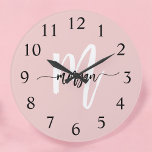 Vierge rose moderne Script Girl Monogramme Nom<br><div class="desc">Gardez une trace du temps dans le style avec le Blush Pink Modern Script Girly Monogramme Nom Grande horloge. Cet élégant garde-temps est doté d'un arrière - plan rose pâle et doux et d'un monogramme personnalisé dans une police de script moderne, ce qui en fait un ajout chic à n'importe...</div>